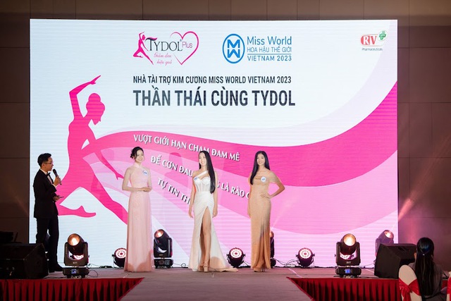 Màn trình diễn tại hội nghị khách hàng của thí sinh Miss World Vietnam